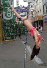 Neuer Erotik-Trend: Public Pole Dance!
